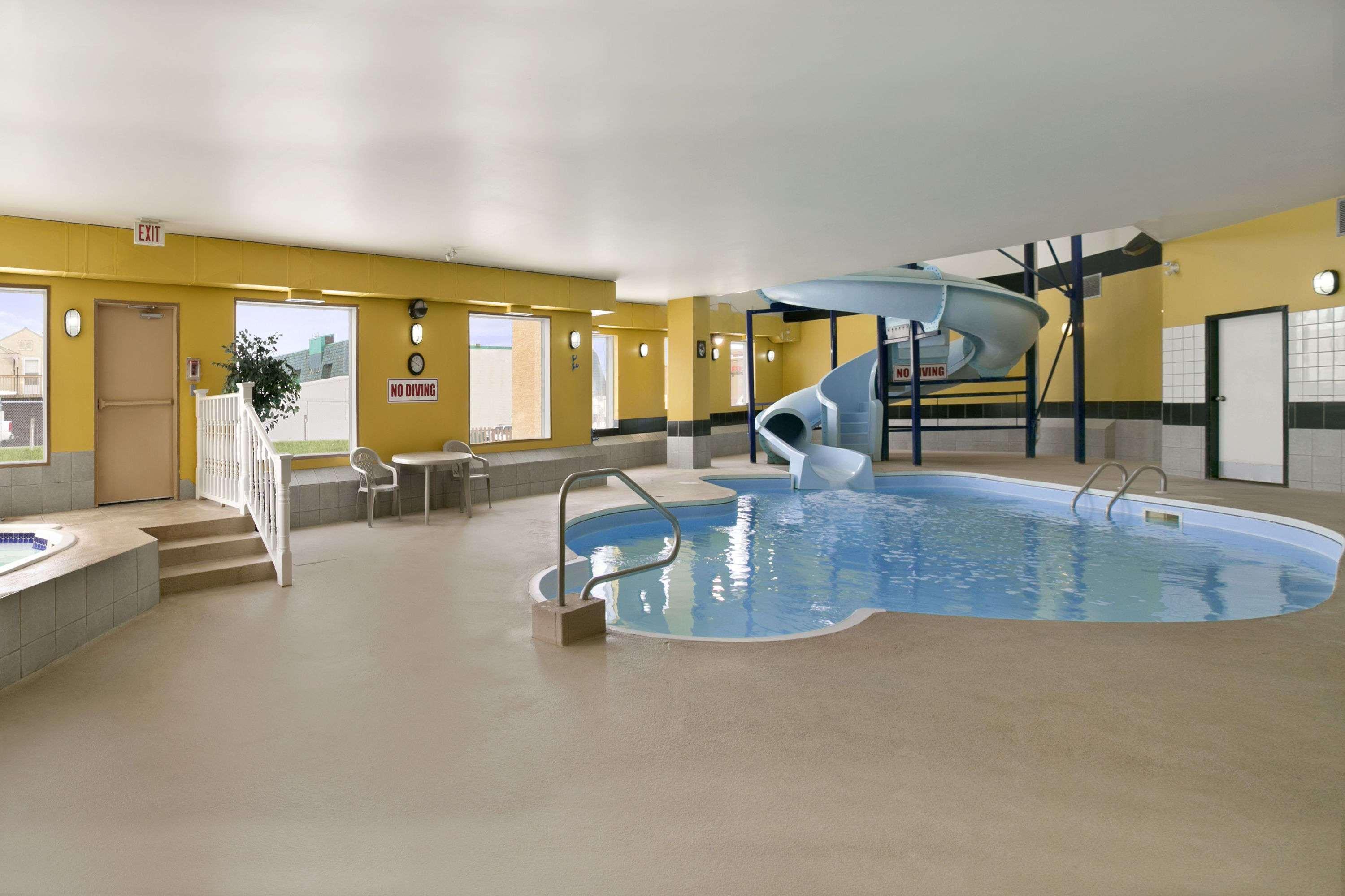 Days Inn By Wyndham Prince Albert Ngoại thất bức ảnh